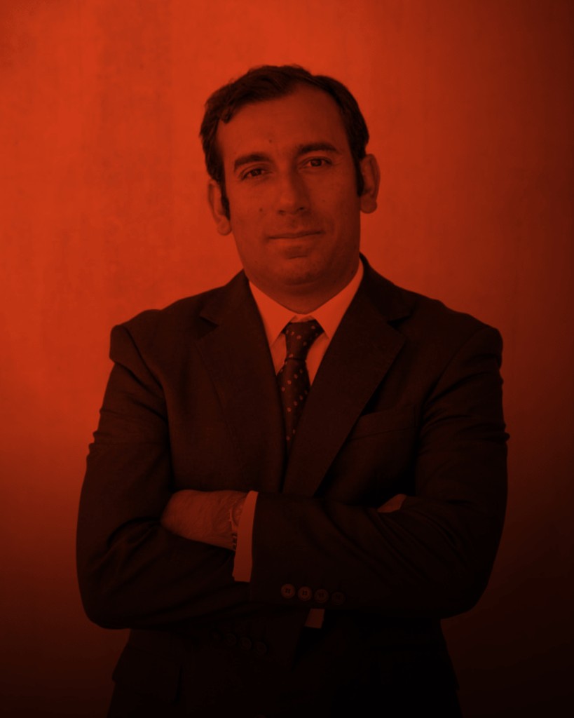 Voces influyentes editorial en tonos rojos de Fernando Arab Verdugo, mirando a cámara